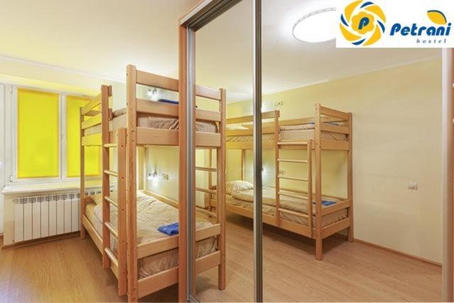 Petrani Hostelキエフ エクステリア 写真